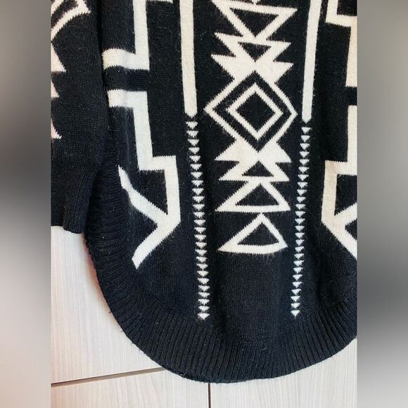 Express Geometric Aztec Black and White Sweater Medium - Picture 5 of 7